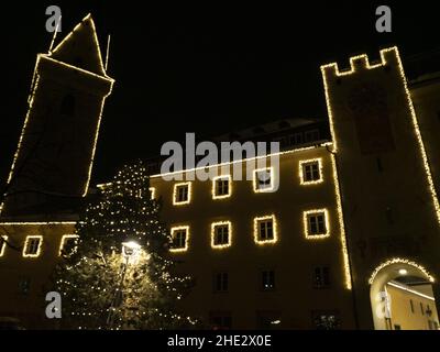 brunico village trentino si illumina di notte nel mese di dicembre Foto Stock