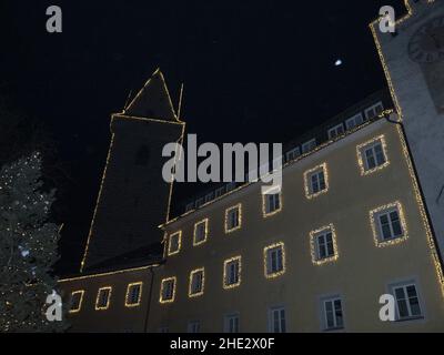 brunico village trentino si illumina di notte nel mese di dicembre Foto Stock