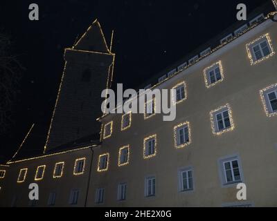 brunico village trentino si illumina di notte nel mese di dicembre Foto Stock