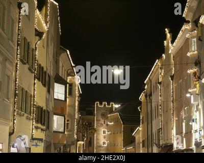 brunico village trentino si illumina di notte nel mese di dicembre Foto Stock