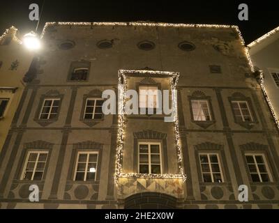 brunico village trentino si illumina di notte nel mese di dicembre Foto Stock