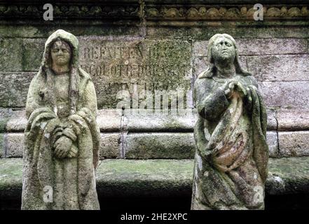 Guéhenno, Dorfkirche Saint-Pierre-et-Saint-Jean-Baptiste, Trauernde Figuren Foto Stock