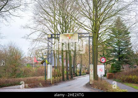 Porta d'ingresso del pittoresco villaggio di Haarzuilens, vicino a Utrecht, Paesi Bassi. Foto Stock