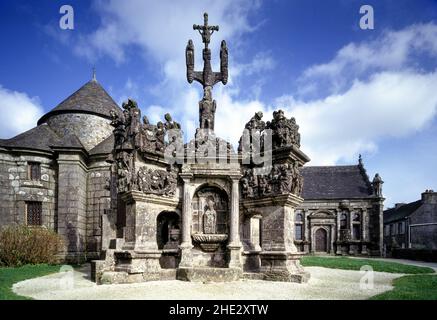 Guimiliau (Finistère), Kirche Saint-Miliau, Enclos paroissial, umfriedeter Pfarrbezirk mit Kalvarienberg, 1581 - 1588 Foto Stock