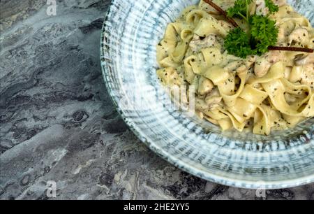 Fettuccine Alfredo Pasta su pavimento in marmo Foto Stock