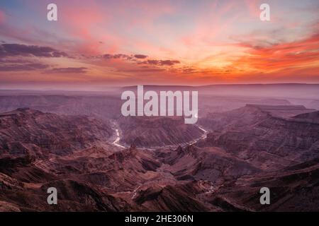 Tramonto sul Fish River Canyon in Namibia, il secondo canyon più grande del mondo e il più grande in Africa. Foto Stock