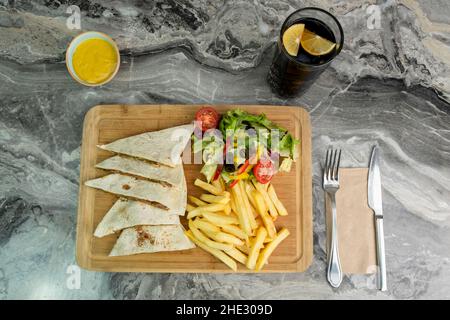 impacco di carne - tortilla pane servito con patatine fritte Foto Stock