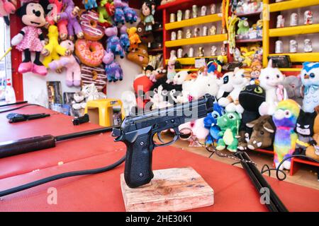 Primo piano di una pistola in una galleria di tiro Foto Stock