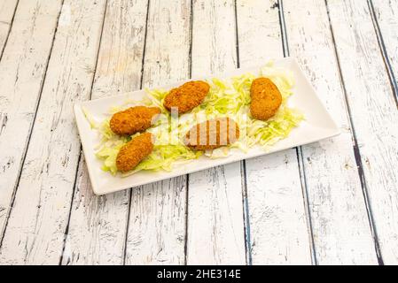 Peperoni interi Jalapeño ripieni di ranchero in salsa di pomodoro. Per guarnire, come uno spuntino o l'antipasto perfetto per i vostri pasti messicani Foto Stock