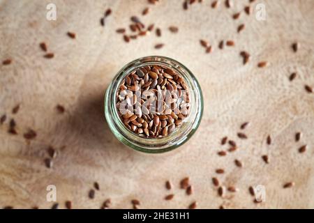 Semi di lino in un vaso di vetro, vista dall'alto Foto Stock