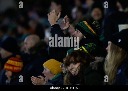 Newcastle, Regno Unito. 08th Jan 2022. NEWCASTLE UPON TYNE, REGNO UNITO. JAN 8th i sostenitori dei Santi celebrano un'altra prova durante la partita Gallagher Premiership tra Newcastle Falcons e Northampton Saints a Kingston Park, Newcastle sabato 8th gennaio 2022. (Credit: Chris Lishman | MI News) Credit: MI News & Sport /Alamy Live News Foto Stock