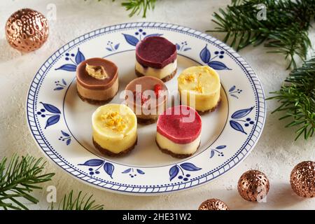 Goji, limone, mirtillo, lampone e banana crudo vega biscotti di Natale su un piatto con rami di abete Foto Stock