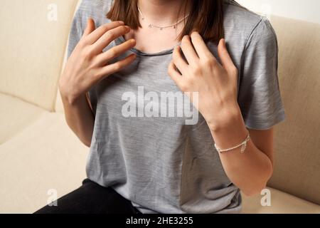 Teenage ragazza che pratica EFT o la tecnica di libertà impressionabile - colpendo sul punto del collarbone, all'interno Foto Stock