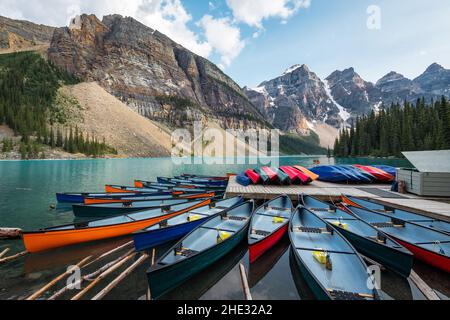Canoe sul Lago Moraine durante l'estate nel Parco Nazionale di Banff, Alberta, Canada. Foto Stock