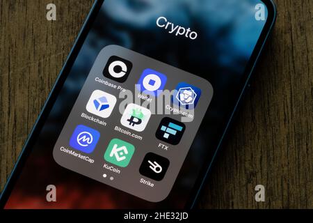 Varie applicazioni crittografiche sono visualizzate su un iPhone - Coinbase Pro, Coinbase Wallet, Crypto.com, Blockchain, Bitcoin.com, FTX, CoinMarketCap, KuCoin, Sciopero. Foto Stock