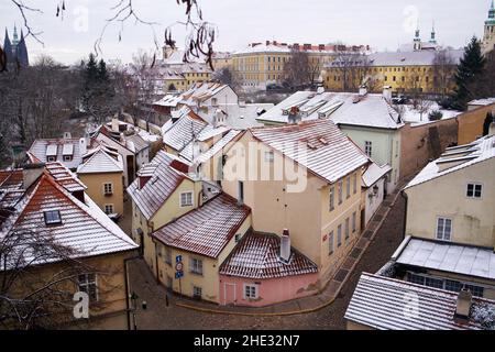 PRAGA, REPUBBLICA CECA - 26 DICEMBRE 2021: Case colorate a Novy svet o nel nuovo mondo, con il Castello di Praga sullo sfondo Foto Stock