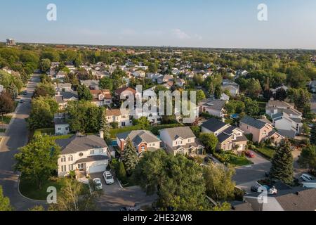 Vista aerea di case e strade in un bellissimo quartiere residenziale a Montreal, Quebec, Canada. Concetto di proprietà, case e immobili. Foto Stock