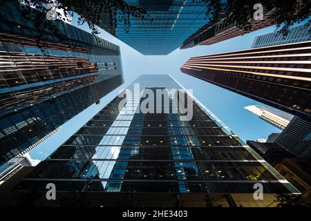 Concetto di affari e finanza, guardando verso l'alto i grattacieli moderni nel distretto finanziario di Toronto, Ontario, Canada. Foto Stock