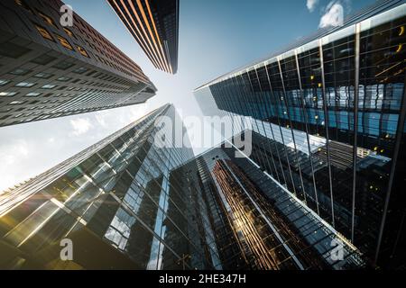 Concetto di business e finanza, guardando verso alti edifici di uffici nel quartiere finanziario di una moderna metropoli. Foto Stock