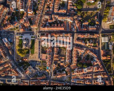Vista aerea dall'alto del quartiere residenziale tradizionale all'alba nel quartiere di Belem a Lisbona, Portogallo. Foto Stock