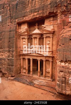 Fronte di al-Khazneh (tempio del Tesoro intagliato in pietra muro - attrazione principale) nella città perduta di Petra Foto Stock