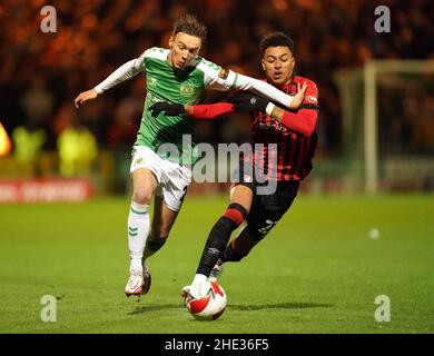 Daniel Moss di Yeovil Town (a sinistra) e Morgan Rogers di Bournemouth combattono per la palla durante la terza partita della Emirates fa Cup a Huish Park, Yeovil. Data foto: Sabato 8 gennaio 2022. Foto Stock