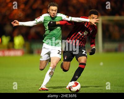 Daniel Moss di Yeovil Town (a sinistra) e Morgan Rogers di Bournemouth combattono per la palla durante la terza partita della Emirates fa Cup a Huish Park, Yeovil. Data foto: Sabato 8 gennaio 2022. Foto Stock