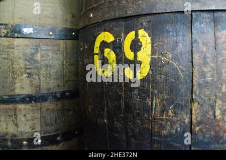 Botti di legno in fabbrica di tabacco Foto Stock