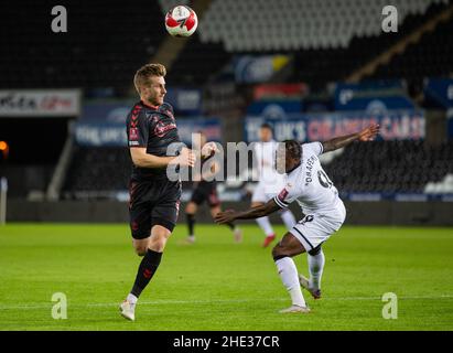 Swansea, Galles, Regno Unito. 8th Gennaio 2022: Stadio Swansea.com, Swansea, Galles; fa Cup 3rd Round, Swansea Versus Southampton: Stuart Armstrong di Southampton controlla la palla sotto pressione di Michael Obafemi di Swansea City Credit: Action Plus Sports Images/Alamy Live News Foto Stock