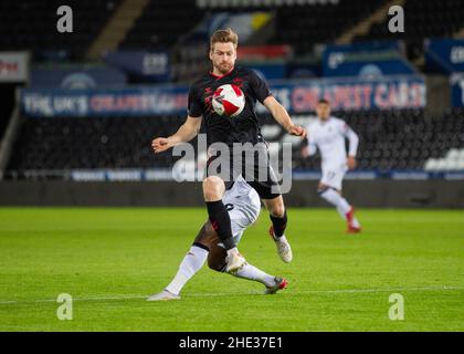 Swansea, Galles, Regno Unito. 8th Gennaio 2022: Stadio Swansea.com, Swansea, Galles; fa Cup 3rd Round, Swansea Versus Southampton: Stuart Armstrong di Southampton controlla la palla sotto pressione di Michael Obafemi di Swansea City Credit: Action Plus Sports Images/Alamy Live News Foto Stock