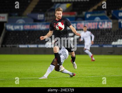 Swansea, Galles, Regno Unito. 8th Gennaio 2022: Stadio Swansea.com, Swansea, Galles; fa Cup 3rd Round, Swansea Versus Southampton: Stuart Armstrong di Southampton controlla la palla sotto pressione di Michael Obafemi di Swansea City Credit: Action Plus Sports Images/Alamy Live News Foto Stock