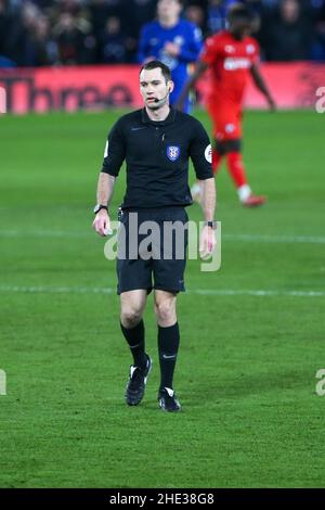 LONDRA, UK JAN 8th l'arbitro della partita ha sgarzato Gillett durante la partita di fa Cup tra Chelsea e Chesterfield a Stamford Bridge, Londra sabato 8th gennaio 2022. (Credit: Tom West | MI News) Credit: MI News & Sport /Alamy Live News Foto Stock