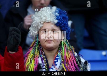 Birkenhead, Regno Unito. 08th Jan 2022. Un fan di Tranmere Rovers è alla ricerca. EFL Skybet Football League Two match, Tranmere Rovers v Scunthorpe Utd at Prenton Park, Birkenhead, Wirral sabato 8th gennaio 2022. Questa immagine può essere utilizzata solo a scopo editoriale. Solo per uso editoriale, licenza richiesta per uso commerciale. Nessun uso in scommesse, giochi o un singolo club/campionato/giocatore publications.pic di Chris Stading/Andrew Orchard sport fotografia/Alamy Live News credito: Andrew Orchard sport fotografia/Alamy Live News Foto Stock