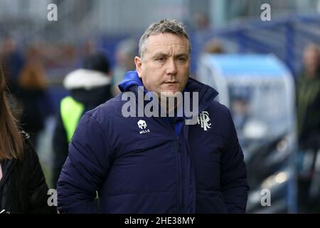 Birkenhead, Regno Unito. 08th Jan 2022. Il responsabile di Tranmere Rovers Micky Mellon guarda avanti. EFL Skybet Football League Two match, Tranmere Rovers v Scunthorpe Utd at Prenton Park, Birkenhead, Wirral sabato 8th gennaio 2022. Questa immagine può essere utilizzata solo a scopo editoriale. Solo per uso editoriale, licenza richiesta per uso commerciale. Nessun uso in scommesse, giochi o un singolo club/campionato/giocatore publications.pic di Chris Stading/Andrew Orchard sport fotografia/Alamy Live News credito: Andrew Orchard sport fotografia/Alamy Live News Foto Stock