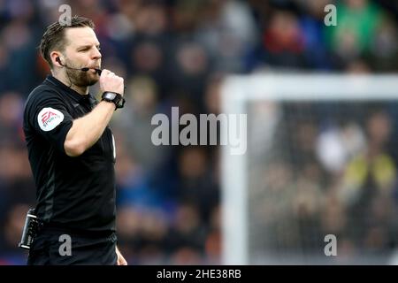 Birkenhead, Regno Unito. 08th Jan 2022. L'arbitro Christopher Pollard soffia il suo fischio. EFL Skybet Football League Two match, Tranmere Rovers v Scunthorpe Utd at Prenton Park, Birkenhead, Wirral sabato 8th gennaio 2022. Questa immagine può essere utilizzata solo a scopo editoriale. Solo per uso editoriale, licenza richiesta per uso commerciale. Nessun uso in scommesse, giochi o un singolo club/campionato/giocatore publications.pic di Chris Stading/Andrew Orchard sport fotografia/Alamy Live News credito: Andrew Orchard sport fotografia/Alamy Live News Foto Stock