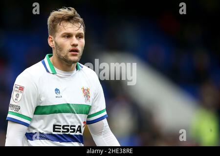 Birkenhead, Regno Unito. 08th Jan 2022. Elliott Nevitt di Tranmere Rovers guarda su. EFL Skybet Football League Two match, Tranmere Rovers v Scunthorpe Utd at Prenton Park, Birkenhead, Wirral sabato 8th gennaio 2022. Questa immagine può essere utilizzata solo a scopo editoriale. Solo per uso editoriale, licenza richiesta per uso commerciale. Nessun uso in scommesse, giochi o un singolo club/campionato/giocatore publications.pic di Chris Stading/Andrew Orchard sport fotografia/Alamy Live News credito: Andrew Orchard sport fotografia/Alamy Live News Foto Stock