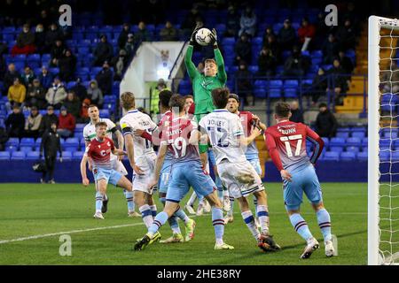 Birkenhead, Regno Unito. 08th Jan 2022. Scunthorpe United Goalkeeper Rory Watson cattura la palla. EFL Skybet Football League Two match, Tranmere Rovers v Scunthorpe Utd at Prenton Park, Birkenhead, Wirral sabato 8th gennaio 2022. Questa immagine può essere utilizzata solo a scopo editoriale. Solo per uso editoriale, licenza richiesta per uso commerciale. Nessun uso in scommesse, giochi o un singolo club/campionato/giocatore publications.pic di Chris Stading/Andrew Orchard sport fotografia/Alamy Live News credito: Andrew Orchard sport fotografia/Alamy Live News Foto Stock