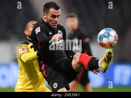 08 gennaio 2022, Hessen, Francoforte sul meno: Calcio: Bundesliga, Eintracht Francoforte - Borussia Dortmund, Matchday 18 al Deutsche Bank Park. Filip Kostic di Francoforte (r) e Donyell Malen di Dortmund lottano per la palla. Foto: Arne Dedert/dpa - NOTA IMPORTANTE: In conformità con i requisiti della DFL Deutsche Fußball Liga e della DFB Deutscher Fußball-Bund, è vietato utilizzare o utilizzare fotografie scattate nello stadio e/o della partita sotto forma di immagini di sequenza e/o serie di foto video-simili. Foto Stock