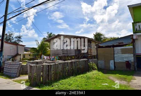 Una casa dilapidata in un quartiere povero di Belize City, Belize Foto Stock