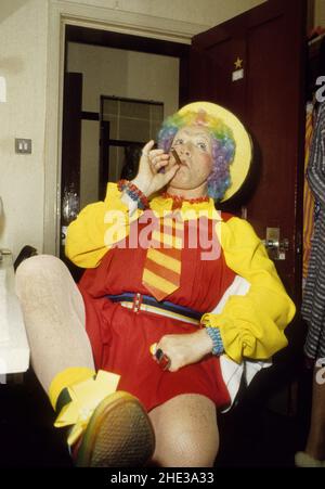 L'attore gallese Wyn Calvin conosciuto affettuosamente come 'il Principe Clown del Galles' e 'il Principe Gallese di Risate', fumando un sigaro nel suo spogliatoio come pantomima dame in Jack e il Beanstalk 1988 Foto Stock