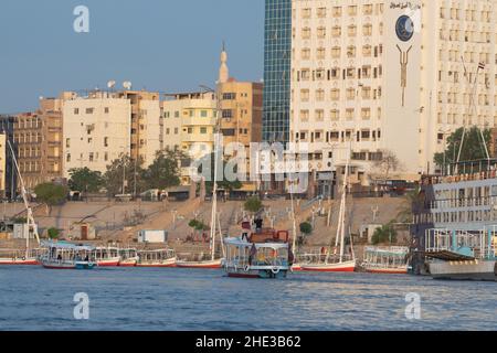 Barche ormeggiate lungo il bordo del fiume Nilo nella città di Assuan nell'Egitto meridionale. Foto Stock