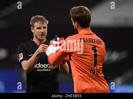 08 gennaio 2022, Hessen, Francoforte sul meno: Calcio: Bundesliga, Eintracht Francoforte - Borussia Dortmund, Matchday 18 al Deutsche Bank Park. Martin Hinteregger di Francoforte (l) e il portiere Kevin Trapp si alzano cinque a metà tempo. Foto: Arne Dedert/dpa - NOTA IMPORTANTE: In conformità con i requisiti della DFL Deutsche Fußball Liga e della DFB Deutscher Fußball-Bund, è vietato utilizzare o utilizzare fotografie scattate nello stadio e/o della partita sotto forma di immagini di sequenza e/o serie di foto video-simili. Foto Stock