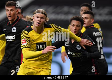 08 gennaio 2022, Hessen, Francoforte sul meno: Calcio: Bundesliga, Eintracht Francoforte - Borussia Dortmund, Matchday 18 al Deutsche Bank Park. Lucas Silva Melo di Francoforte (r) cerca di tenere Erling Haaland di Dortmund. Foto: Arne Dedert/dpa - NOTA IMPORTANTE: In conformità con i requisiti della DFL Deutsche Fußball Liga e della DFB Deutscher Fußball-Bund, è vietato utilizzare o utilizzare fotografie scattate nello stadio e/o della partita sotto forma di immagini di sequenza e/o serie di foto video-simili. Foto Stock