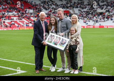 L'ex capitano Sunderland, Grant Leadbitter è visto con la sua famiglia durante una presentazione dopo aver recentemente annunciato il suo ritiro - Sunderland contro Bolton Wanderers, Sky Bet League One, Stadium of Light, Sunderland, Regno Unito - 25th settembre 2021 solo per uso editoriale - si applicano le restrizioni DataCo Foto Stock