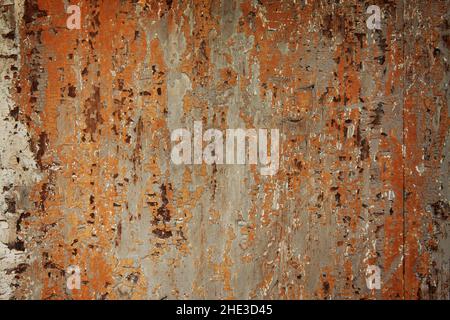 Astratto tessuto giallo sbiadito con crepe e vernice spellante su una porta di legno. Foto Stock