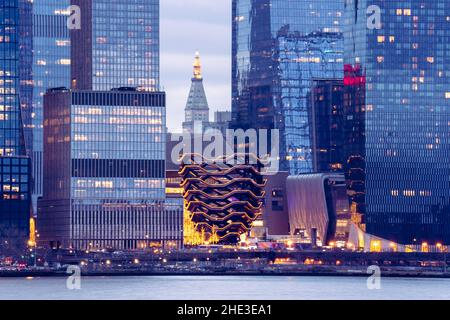 New York, NY - USA - 2 gennaio 2022: Primo piano al tramonto della elaborata struttura a nido d'ape, la nave, un'attrazione turistica costruita come parte di t Foto Stock