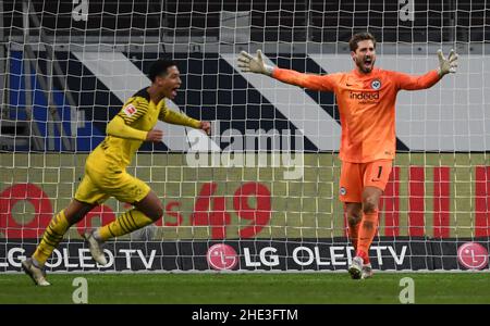 08 gennaio 2022, Hessen, Francoforte sul meno: Calcio: Bundesliga, Eintracht Francoforte - Borussia Dortmund, Matchday 18 al Deutsche Bank Park. Il portiere di Francoforte Kevin Trapp (r) è infastidito dopo aver segnato l'obiettivo di farlo 2:3 accanto a Jude Bellingham di Dortmund. Foto: Arne Dedert/dpa - NOTA IMPORTANTE: In conformità con i requisiti della DFL Deutsche Fußball Liga e della DFB Deutscher Fußball-Bund, è vietato utilizzare o utilizzare fotografie scattate nello stadio e/o della partita sotto forma di immagini di sequenza e/o serie di foto video-simili. Foto Stock