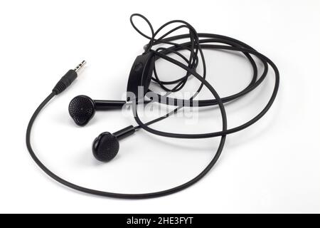 Vecchi auricolari per musica isolati su sfondo bianco Foto Stock