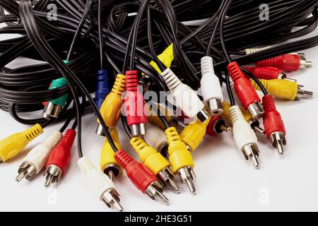 Pila di cavi connettori per audio e video isolati su sfondo bianco. Foto Stock