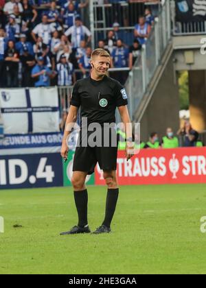 DFB Referee Robert Schröder Calcio DFB Pokal 1st turno principale Stagione 2021-2022 1. FC Magdeburg vs. FC St. Pauli nella MDCC Arena di Magdeburg Foto Stock